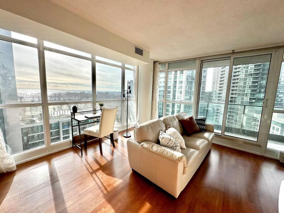 Lake View Apartment W/Parking! トロント エクステリア 写真