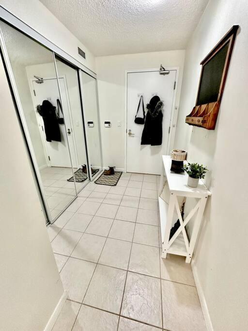 Lake View Apartment W/Parking! トロント エクステリア 写真