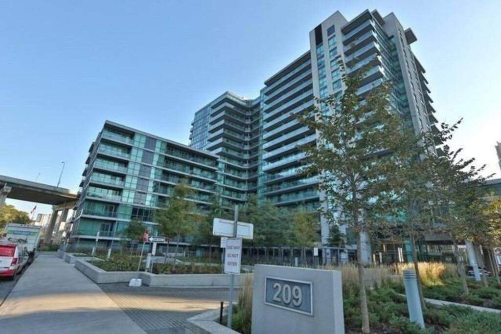 Lake View Apartment W/Parking! トロント エクステリア 写真
