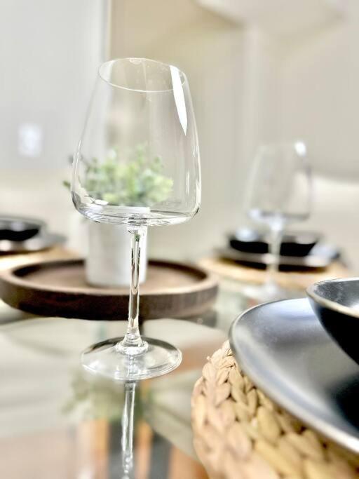 Lake View Apartment W/Parking! トロント エクステリア 写真