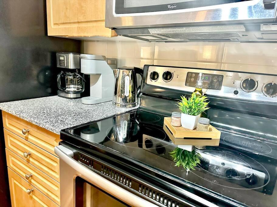 Lake View Apartment W/Parking! トロント エクステリア 写真