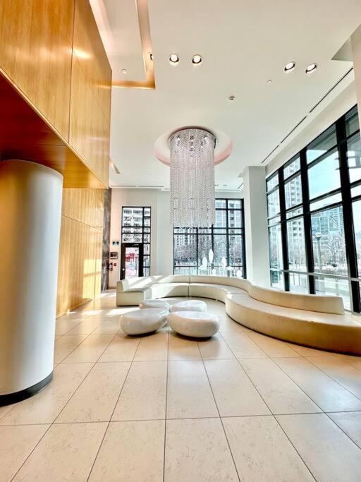 Lake View Apartment W/Parking! トロント エクステリア 写真
