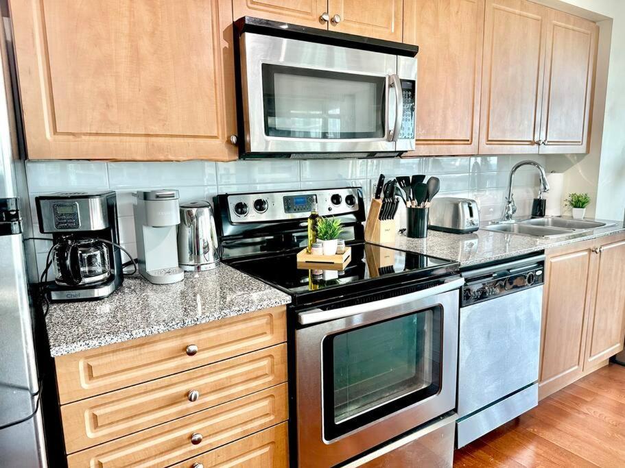 Lake View Apartment W/Parking! トロント エクステリア 写真