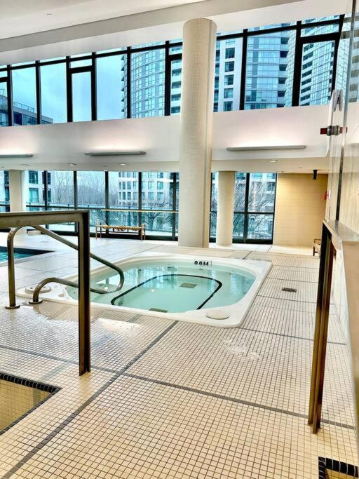 Lake View Apartment W/Parking! トロント エクステリア 写真