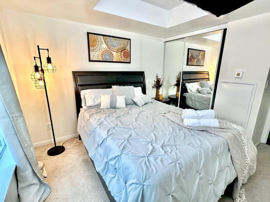 Lake View Apartment W/Parking! トロント エクステリア 写真