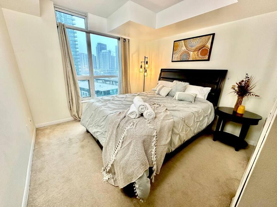 Lake View Apartment W/Parking! トロント エクステリア 写真
