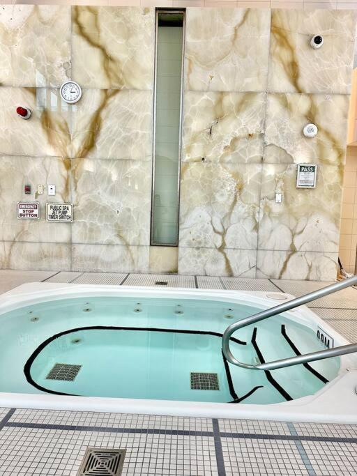 Lake View Apartment W/Parking! トロント エクステリア 写真