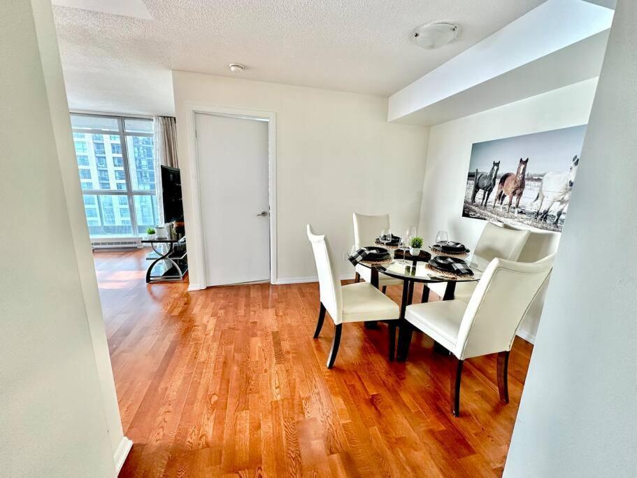 Lake View Apartment W/Parking! トロント エクステリア 写真