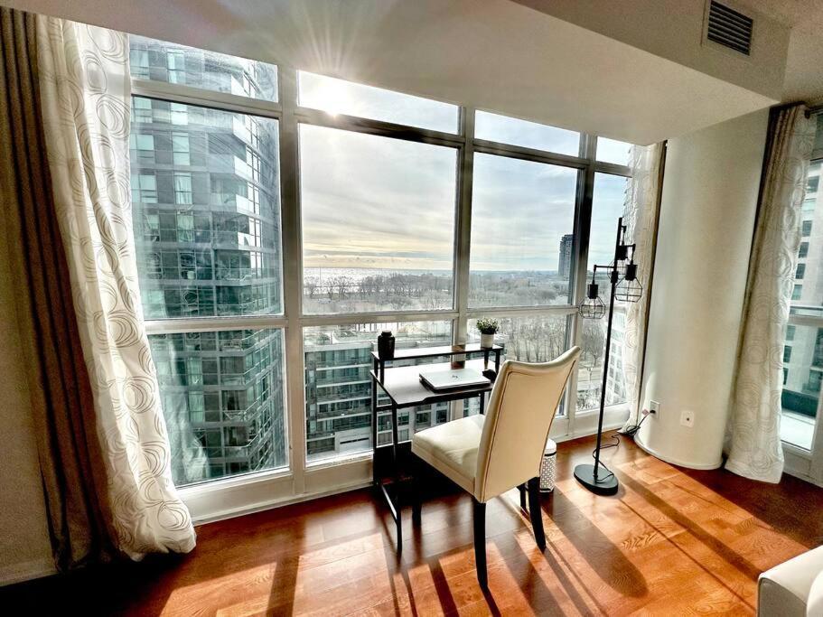 Lake View Apartment W/Parking! トロント エクステリア 写真