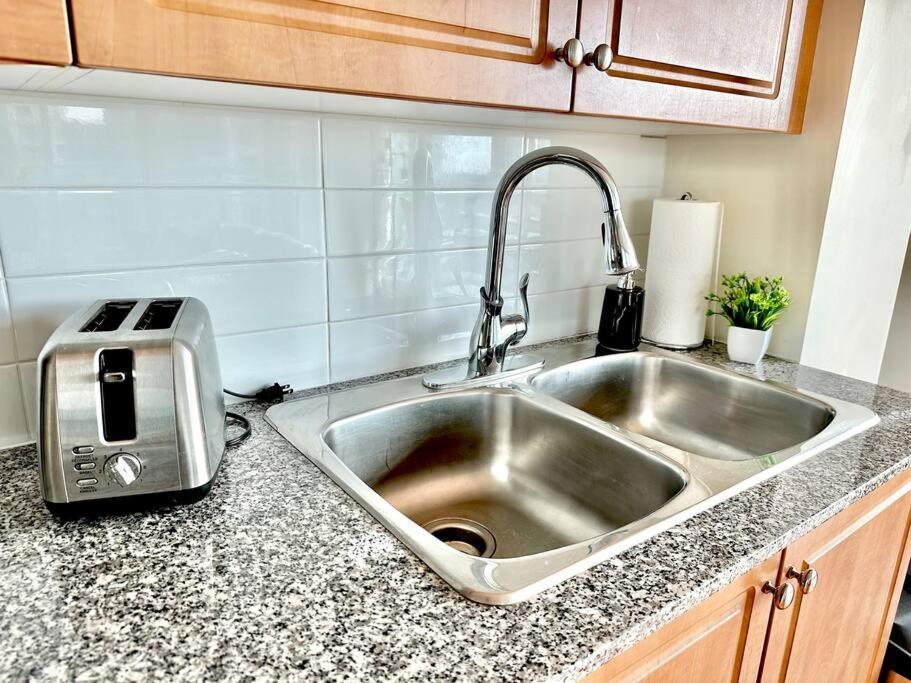 Lake View Apartment W/Parking! トロント エクステリア 写真